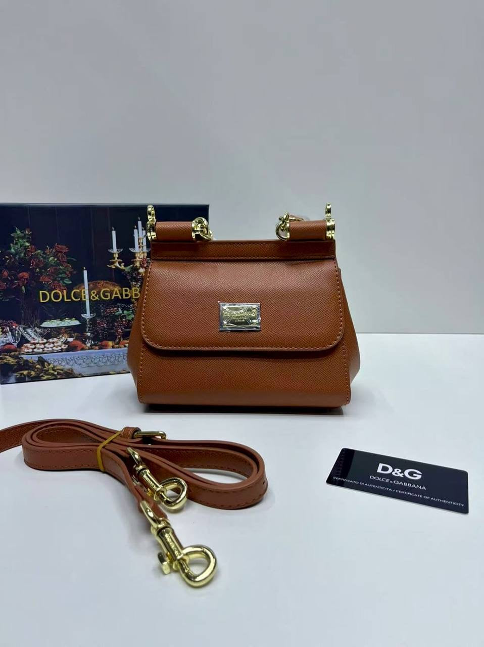 D&G
95 dhs🇦🇪
with box
🎁🎁🎁
size 18×10×16cm
Zain42
♥️♥️♥️