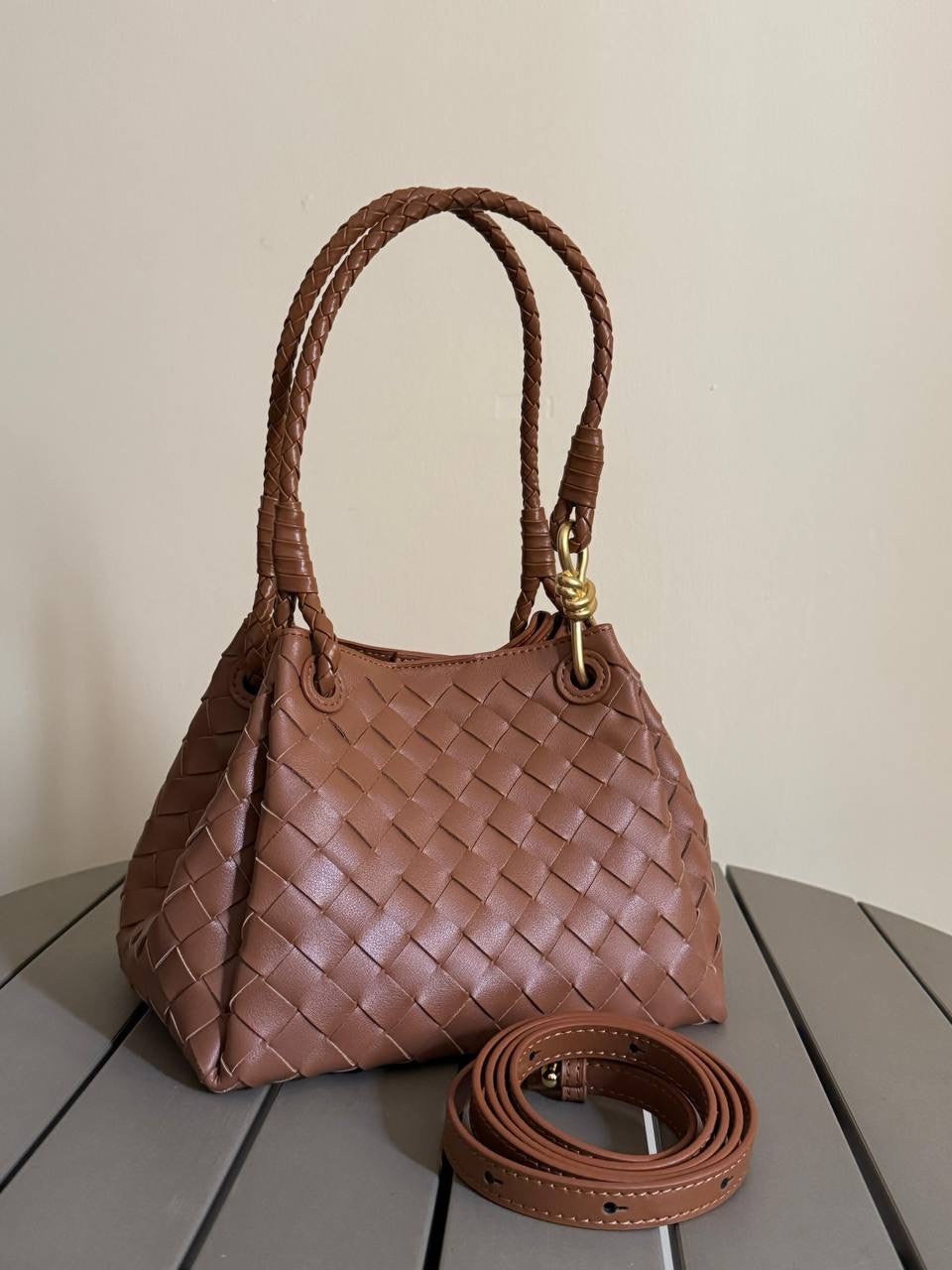 BOTTEGA
24cm
350 dhs🇦🇪
Top quality 
With box🎁
Zain167
♥️♥️♥️