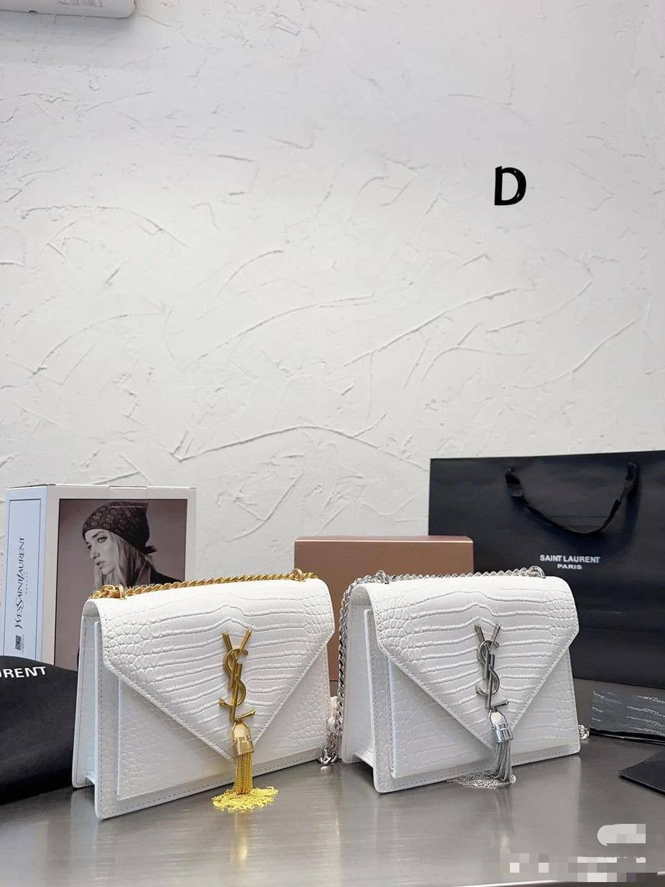 🎉 Offer 🎊  YSL Sunset 
Size : 22 * 16 cm
70 dhs🇦🇪
with box 🎁
Zain115
♥️♥️♥️