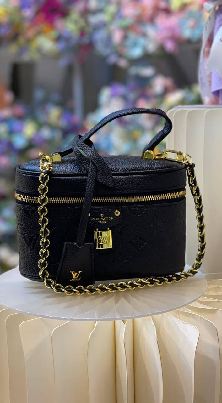 LV 
19cm
90 dhs🇦🇪
With Box
🎁🎁🎁
Zain44
♥️♥️♥️