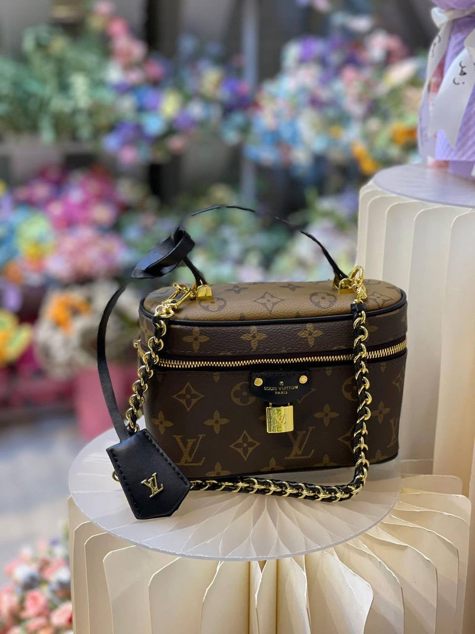 LV 
19cm
90 dhs🇦🇪
With Box
🎁🎁🎁
Zain44
♥️♥️♥️