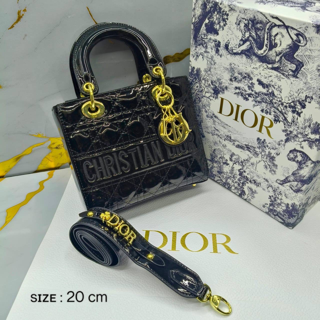 Dior
ɢʟᴏssʏ ᴍᴀᴛᴇʀɪᴀʟ ᴛʏᴘᴇ
ᴇᴍʙʀᴏɪᴅᴇᴅ LOGO 
sɪᴢᴇ : 20 cm
ᴡɪᴛʜ BOX
🎁🎁🎁
105 dhs🇦🇪
Zain31
♥️♥️♥️