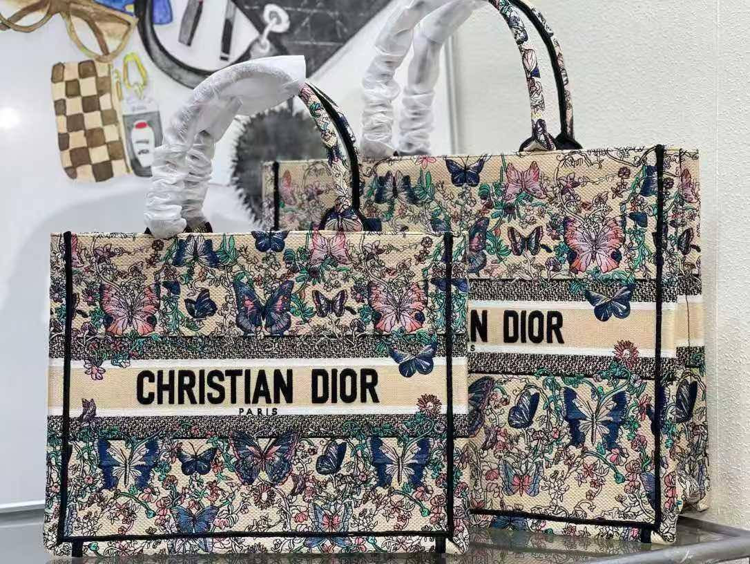 DIOR TOTE BAG 
Master 
#36cm
320 dhs🇦🇪
#42cm 
340 dhs🇦🇪
Zain228
♥️♥️♥️
