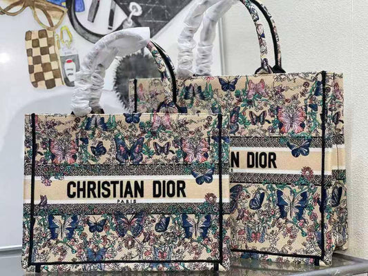 DIOR TOTE BAG 
Master 
#36cm
320 dhs🇦🇪
#42cm 
340 dhs🇦🇪
Zain228
♥️♥️♥️