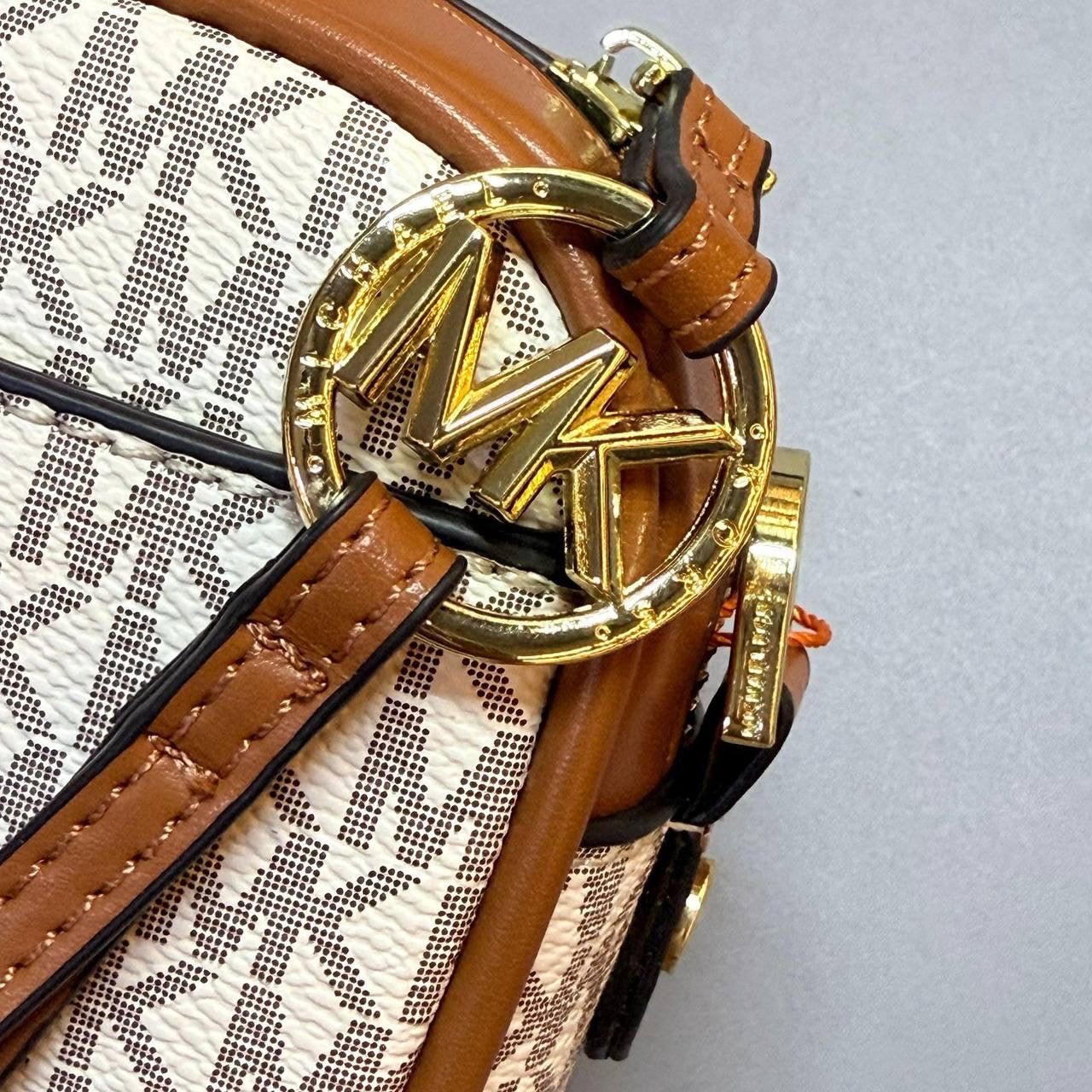 MK 
NEW CAME GOOD QUALITY  
80 dhs🇦🇪
SIZE: 25cm
Zain39
♥️♥️♥️