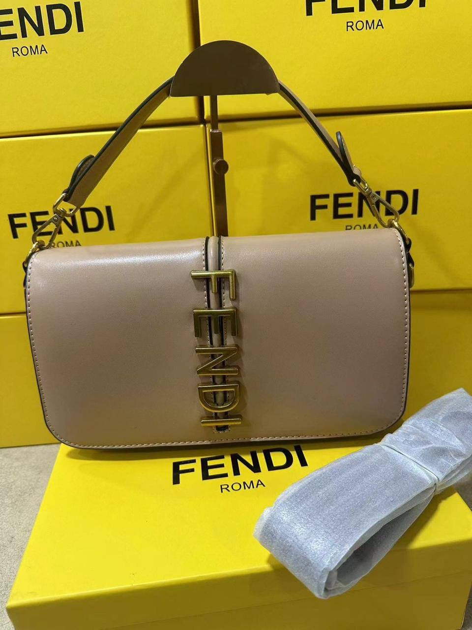Fendi Woc
Size : 25 * 14 cm
95 dhs🇦🇪
with box 🎁
Zain115
♥️♥️♥️