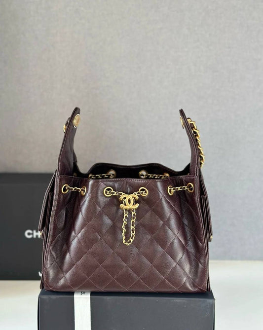 Chanel
good quality, 
size  25 * 16 cm 
110 dhs🇦🇪
Zain12
♥️♥️♥️