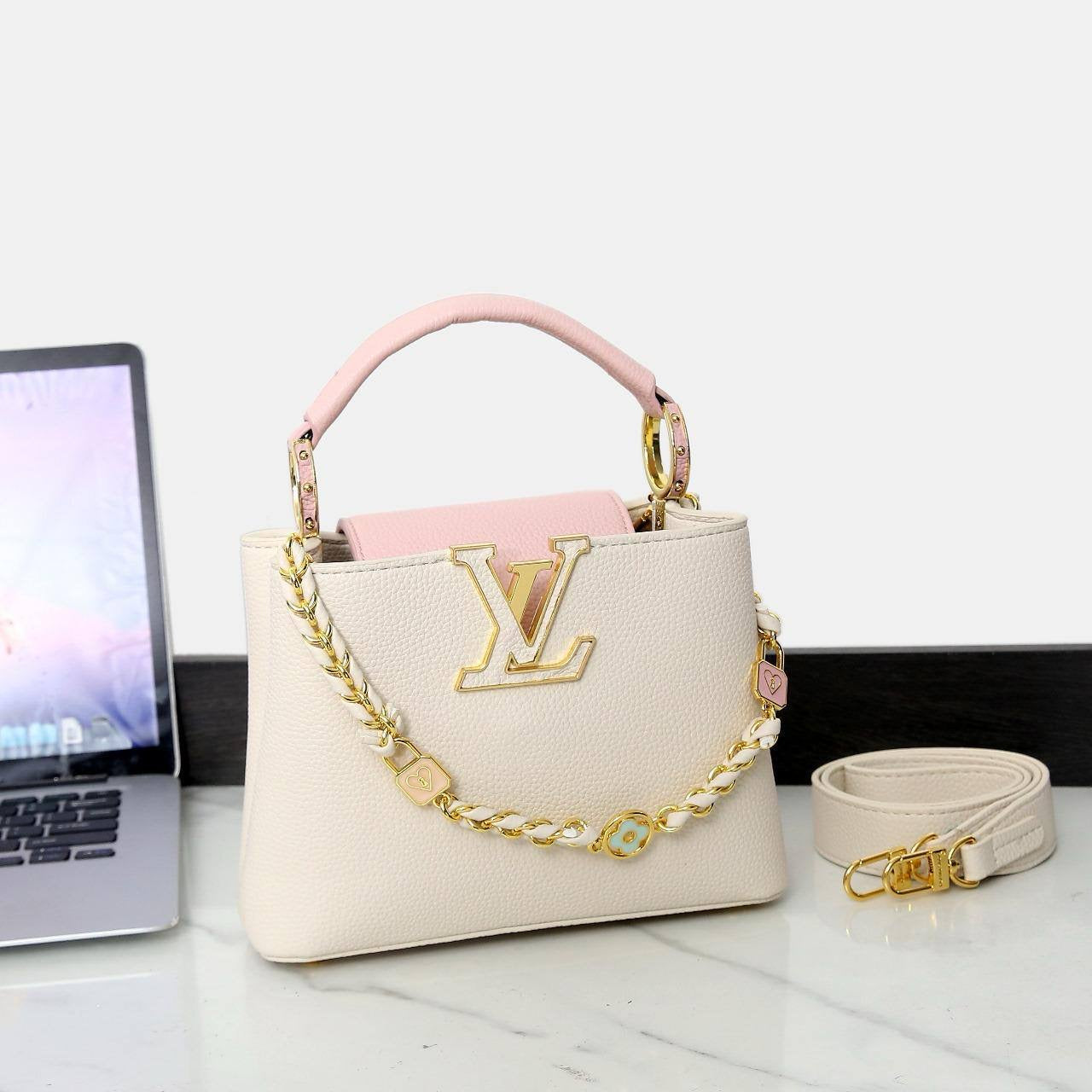 LV
Best quality 
with box’s 
🎁🎁🎁
130 dhs🇦🇪
size 22 cm
Zain158
♥️♥️♥️