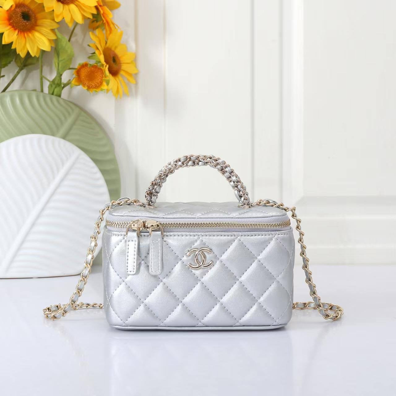 Chanel
Best quality 
with box’s 
🎁🎁🎁
95 dhs🇦🇪
size 17cm
Zain158
♥️♥️♥️