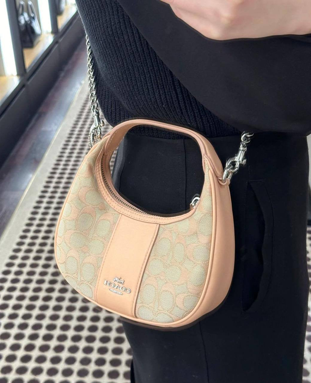 Coach Carmen
Size : 20 * 12 cm
90 dhs🇦🇪
with box🎁
Zain115
♥️♥️♥️