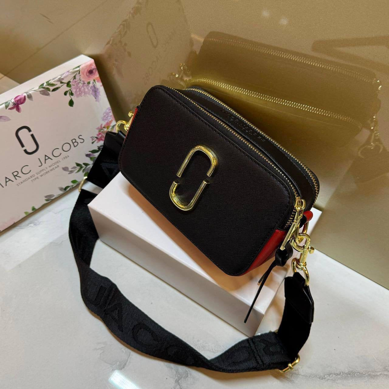 MARC JACOBS 
NEW CAME GOOD QUALITY 
WITH BOX 
🎁🎁🎁
90 dhs🇦🇪
Zain39
♥️♥️♥️