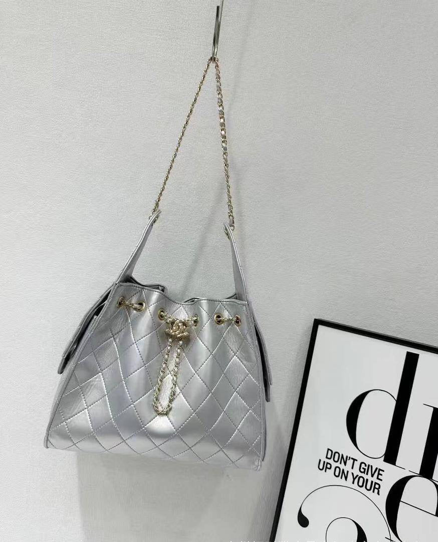 Chanel 
120 dhs🇦🇪
size 28×13×35cm
Zain213
♥️♥️♥️