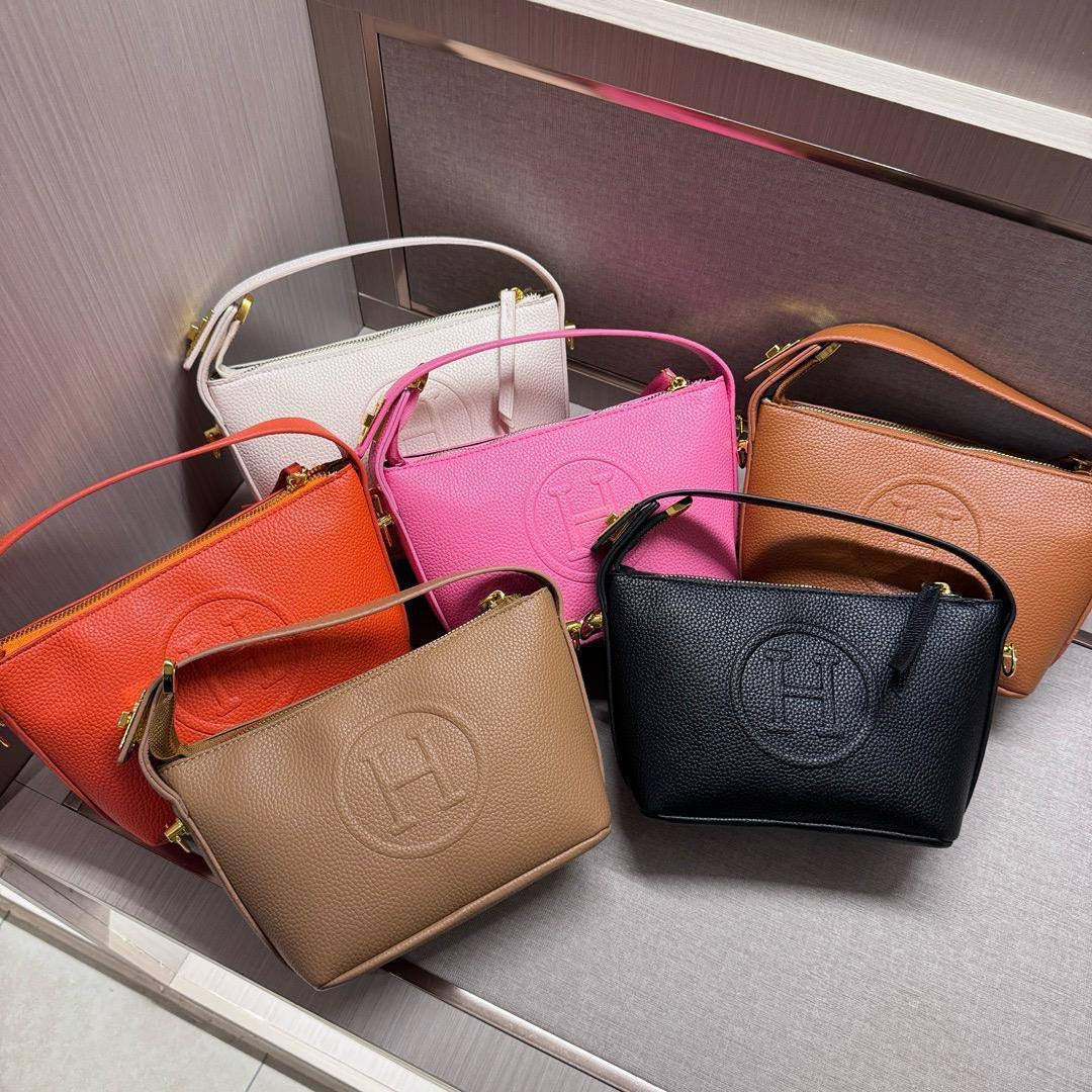 Hermes
22*14*8cm
With box 
🎁🎁🎁
60 dhs🇦🇪
Zain17
♥️♥️♥️