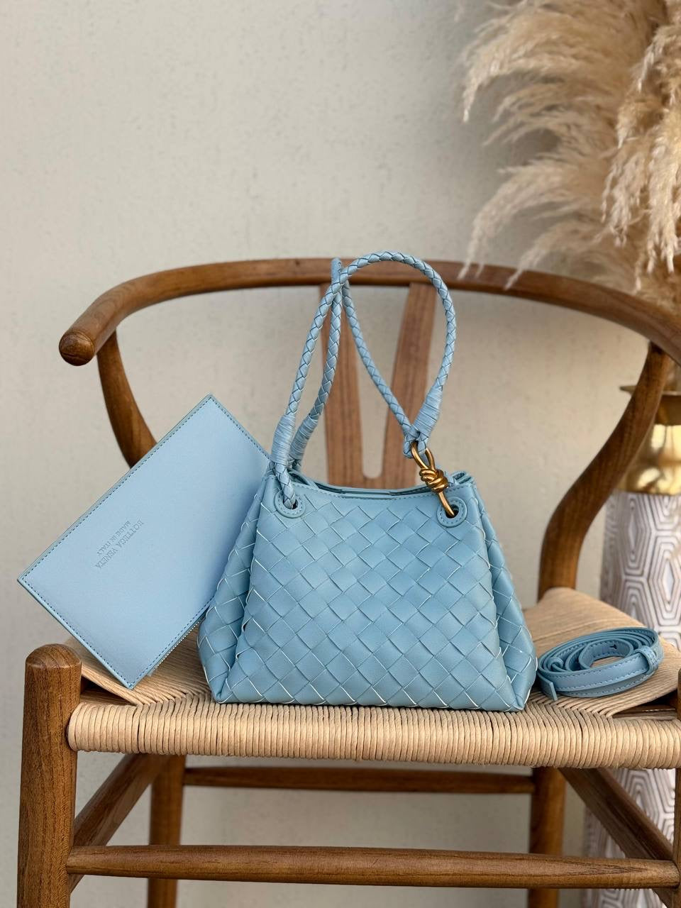 BOTTEGA VENETA
24cm
350 dhs🇦🇪
Top quality 
With box🎁
Zain167
♥️♥️♥️