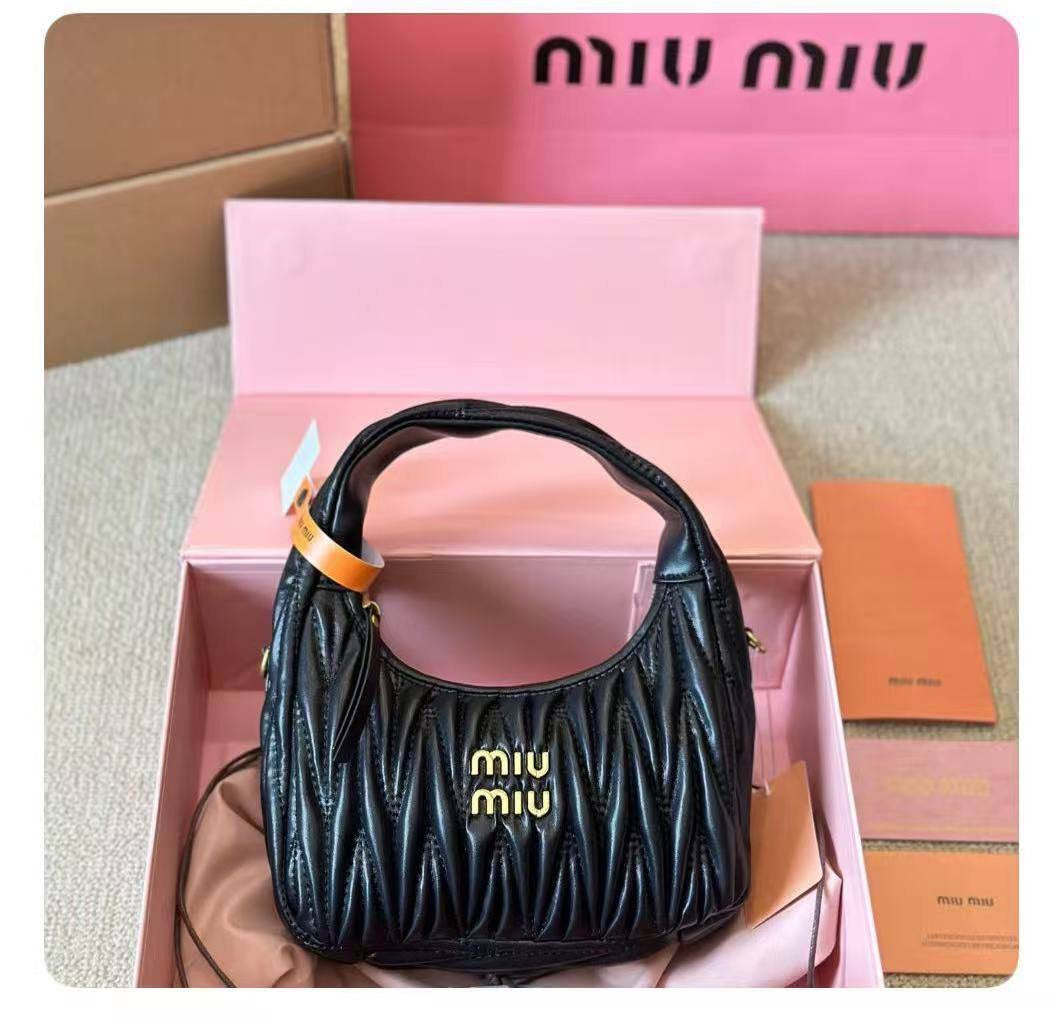 Miu Miu 
Master 
250 dhs🇦🇪
Zain141
♥️♥️♥️