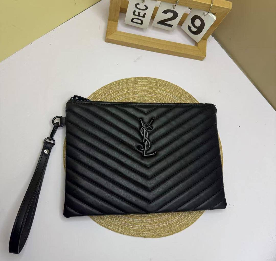 Clutch
65 dhs🇦🇪
with box
🎁🎁🎁
size 29×20cm
Zain213
♥️♥️♥️