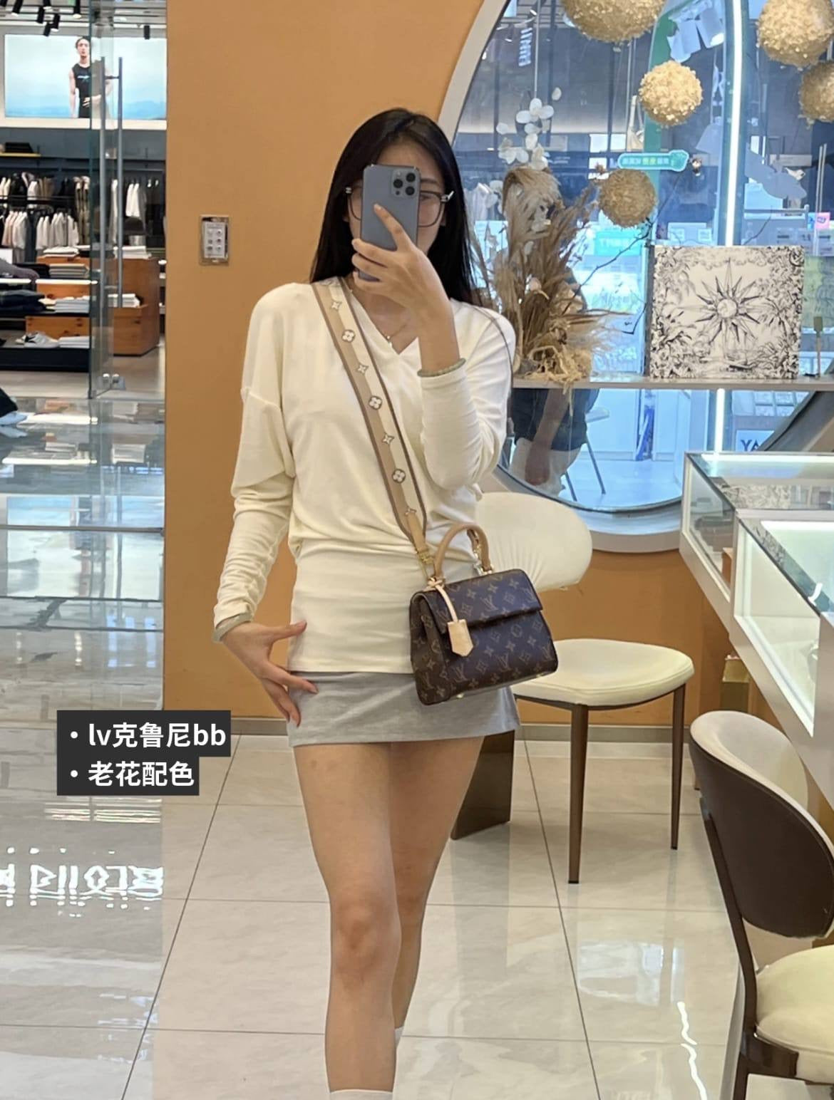 LV 
90 dhs🇦🇪
with box
🎁🎁🎁
size 20×9×15cm
Zain42
♥️♥️♥️