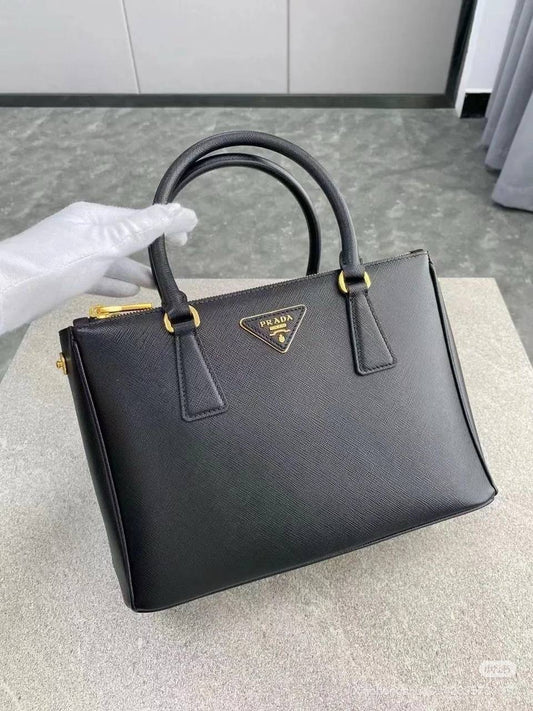 Prada Master
300 dhs🇦🇪
Zain192
♥️♥️♥️