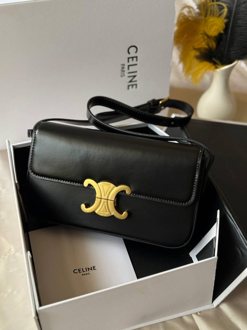 CELINE
20cm
330 dhs🇦🇪
Top quality 
With box🎁
Zain167
♥️♥️♥️