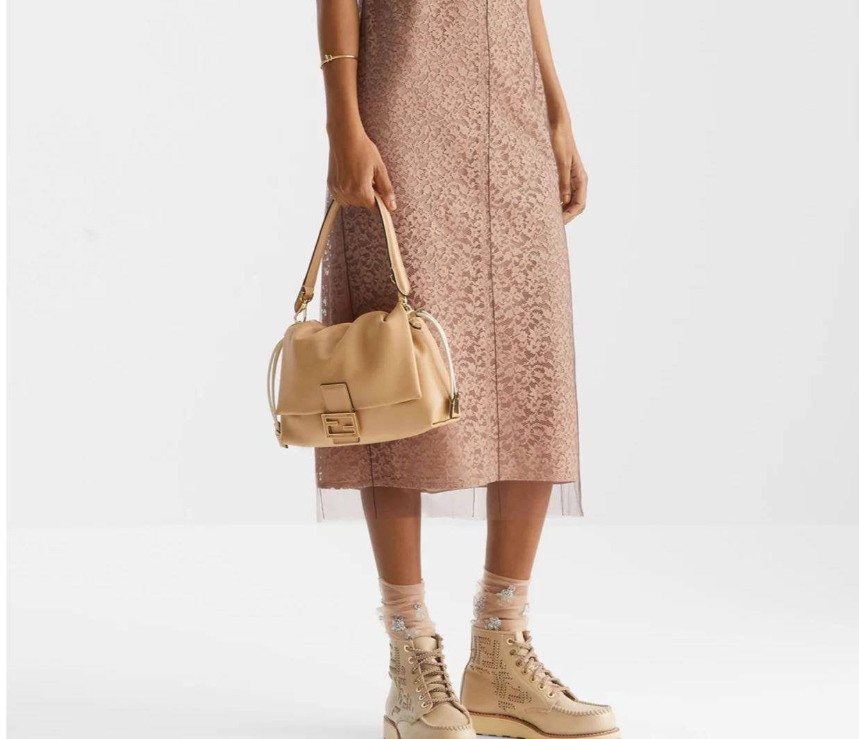 Fendi Mamma Baguette
Size : 24 * 17 * 9 cm
90 dhs🇦🇪
with box 🎁
Zain115
♥️♥️♥️