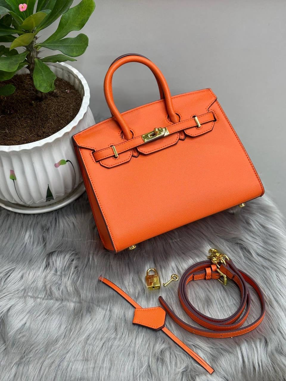 Hermes 
SIZE  ……… 25 cm
105 dhs🇦🇪
Zain51
♥️♥️♥️