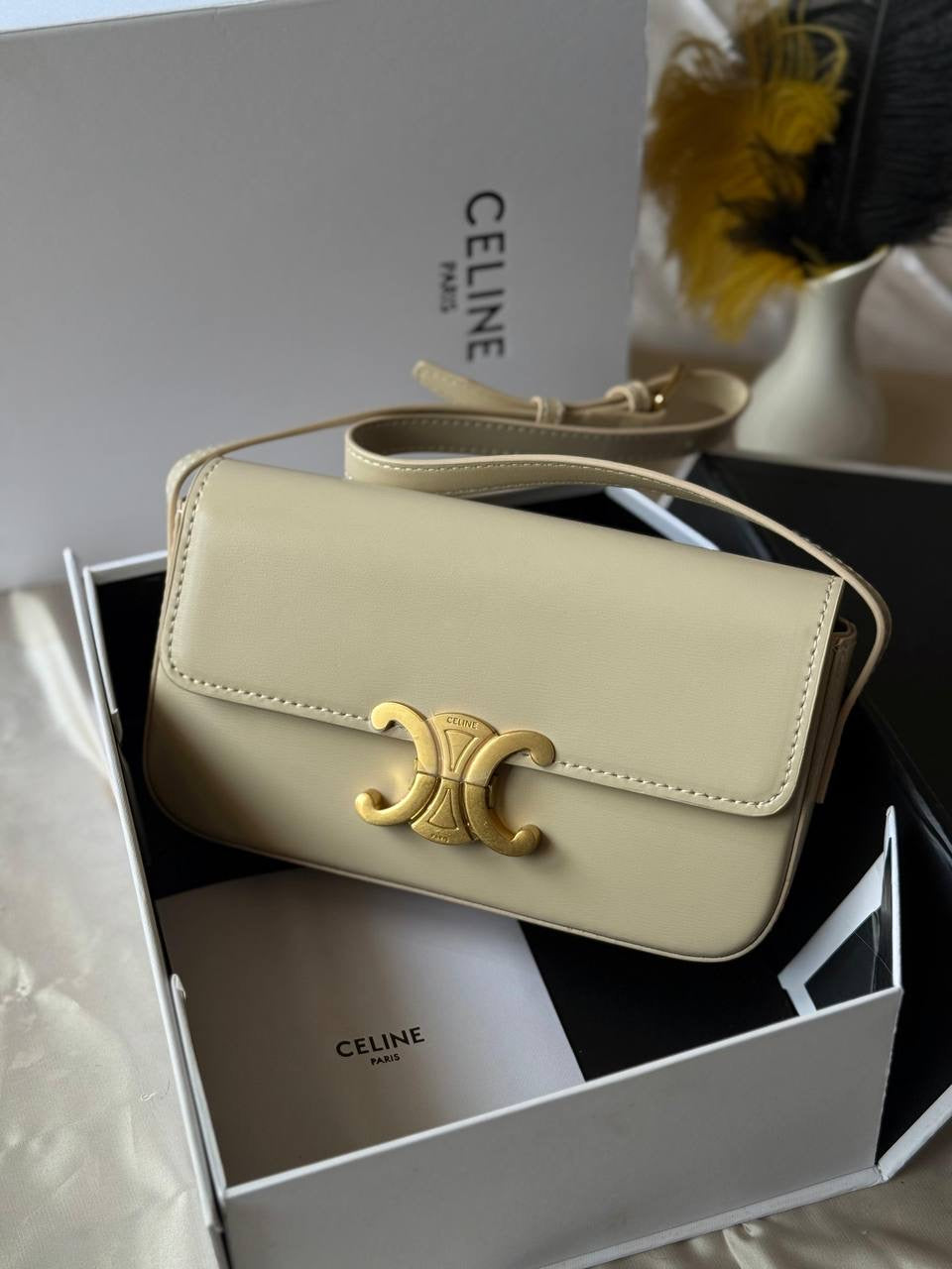 CELINE
20cm
330 dhs🇦🇪
Top quality 
With box🎁
Zain167
♥️♥️♥️