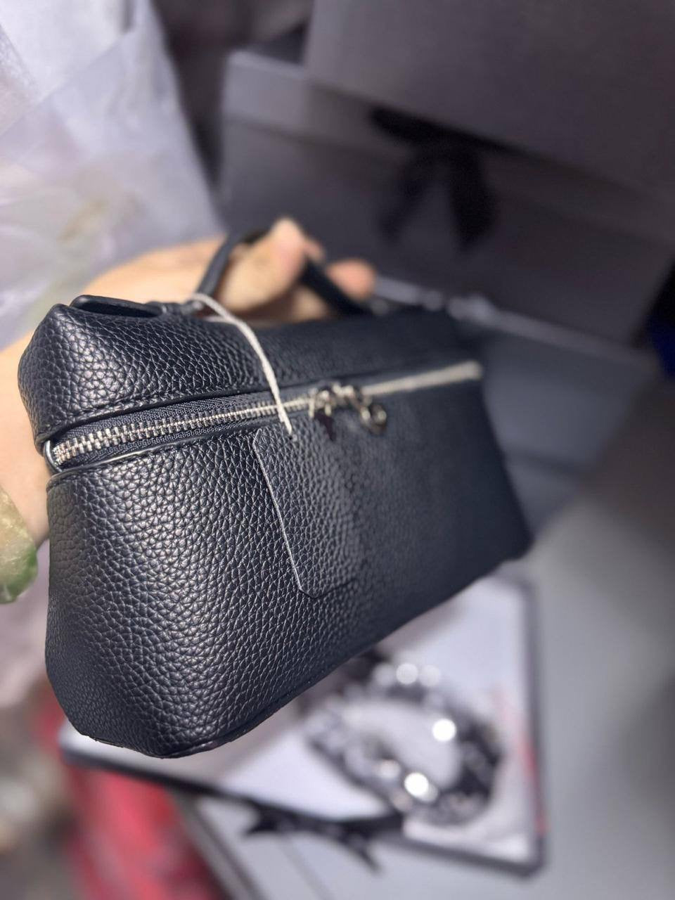 🎉 Offer 🎊  Loro Piana
High Quality 
Size : 19 *  12.5 * 7 cm
70 dhs🇦🇪
Zain115
♥️♥️♥️
