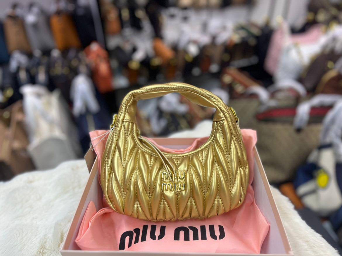 Miu Miu
With box 
🎁🎁🎁
95 dhs🇦🇪
Zain93
♥️♥️♥️