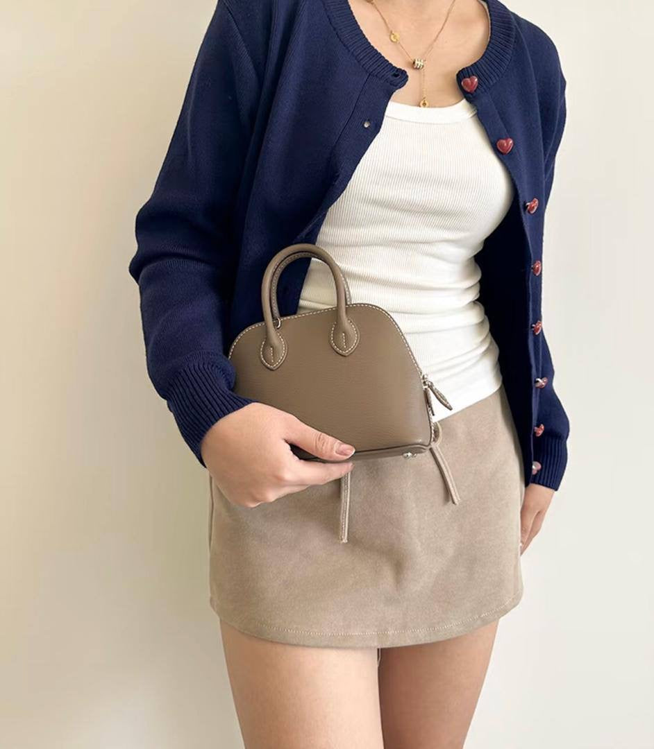 Hermes 
small 
95 dhs🇦🇪
size 18×18×9×14cm
big
105 dhs🇦🇪
size 26×9×19cm
with box🎁
Zain42
♥️♥️♥️