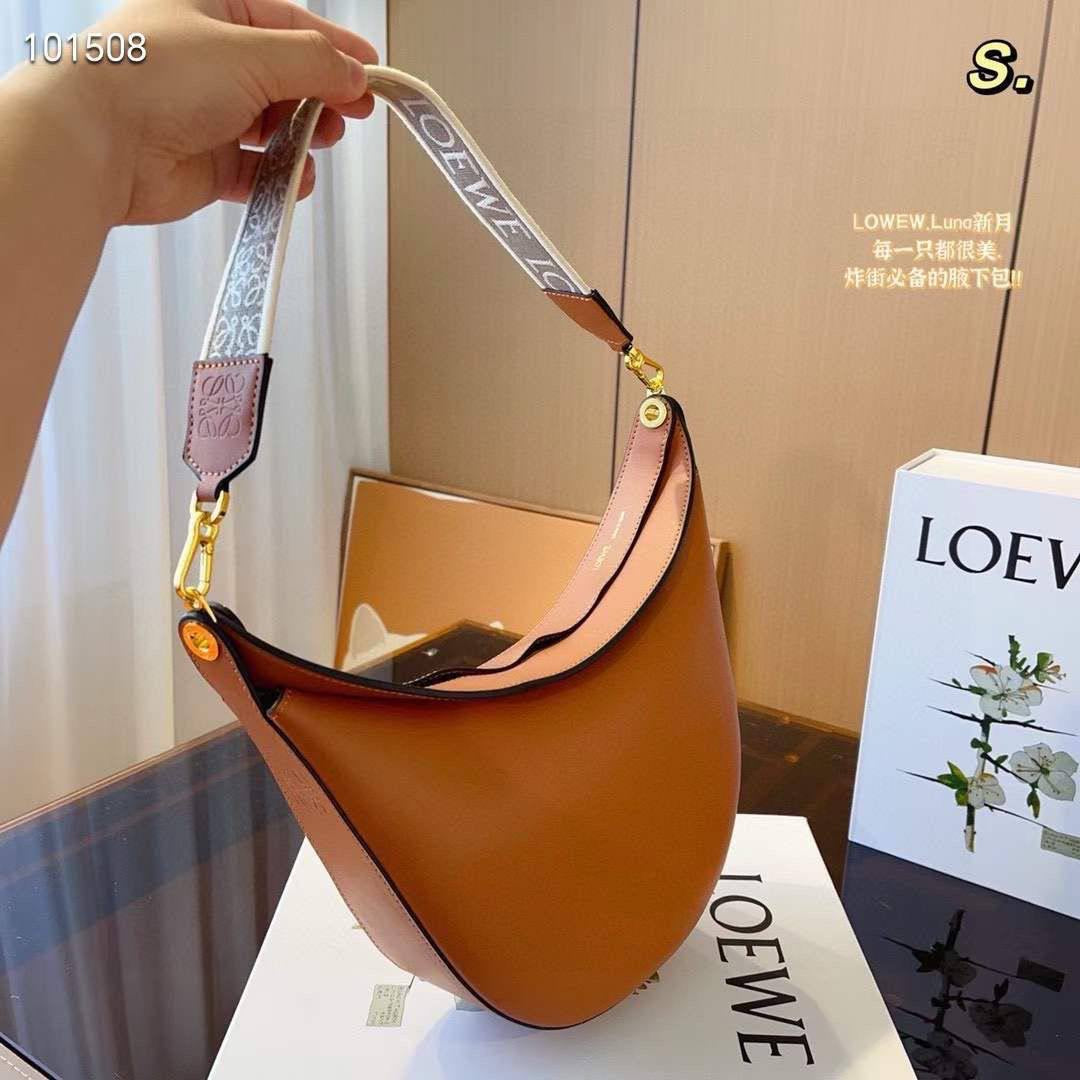 LOEWE 
COPY ONE 
BIG OFFER *WITH BOX 
🎁🎁🎁
120 dhs🇦🇪
Zain39
♥️♥️♥️