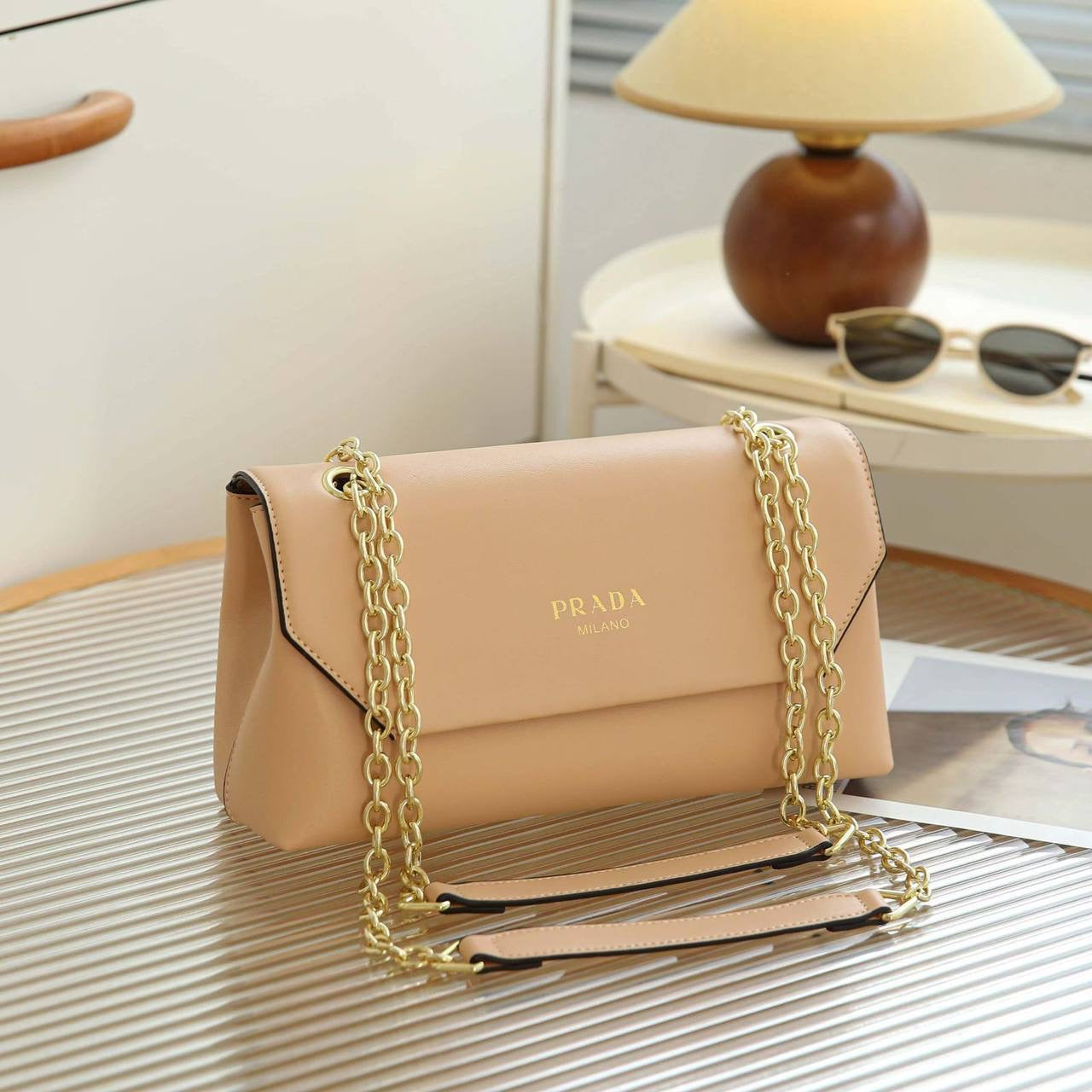 PRADA 
NEW CAME GOOD QUALITY 
WITH BOX 
🎁🎁🎁
90 dhs🇦🇪
Zain39
♥️♥️♥️