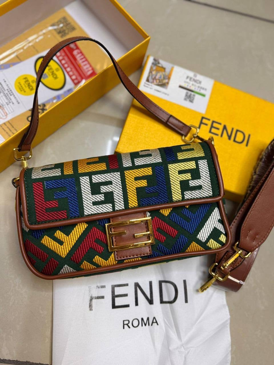 Fendi Baguette
Size : 26 *15 cm
95 dhs🇦🇪
with box 🎁
Zain115
♥️♥️♥️