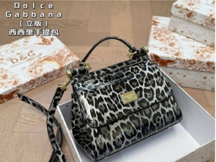 D&G
95 dhs🇦🇪
with box
🎁🎁🎁
size 18×10×16cm
Zain42
♥️♥️♥️