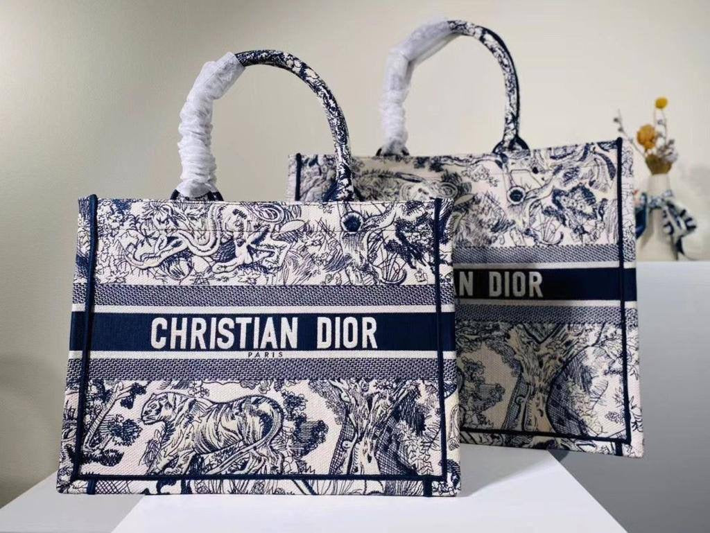 DIOR TOTE BAG 
Master 
#36cm
320 dhs🇦🇪
#42cm 
340 dhs🇦🇪
Zain228
♥️♥️♥️