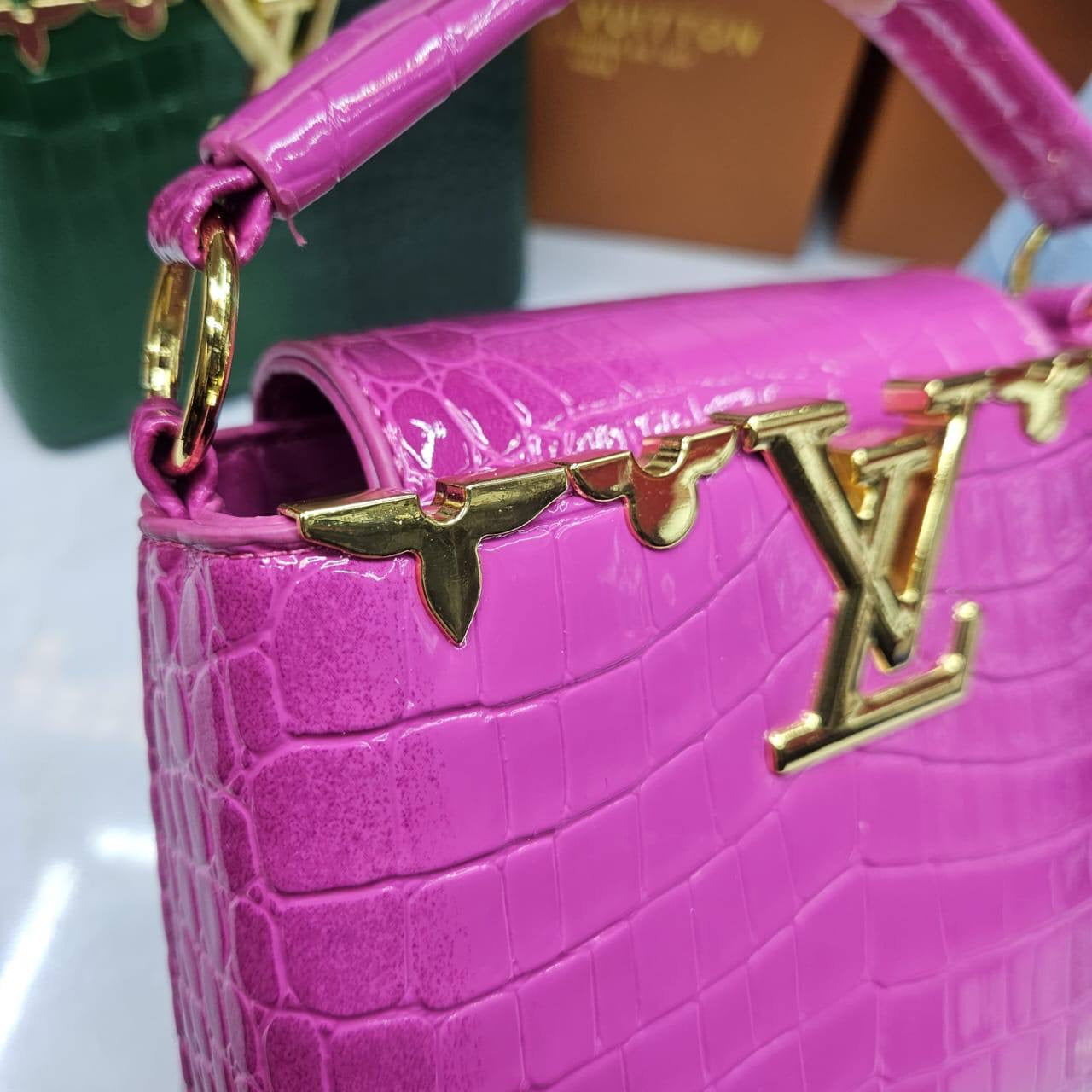 LV
ᴄᴀᴘᴜᴄᴄɪɴᴇ ᴛᴏᴘ ʜᴀɴᴅ ʙᴀɢ
ᴡɪᴛʜ ʟᴏɴɢ ʙᴇʟᴛ sᴛʀᴀᴘ
CROCODILE ɢʟᴏssʏ ᴍᴀᴛᴇʀɪᴀʟ
ɢᴏʟᴅ ʜᴀʀᴅᴡᴀʀᴇ
sɪᴢᴇ : 20 cm
ᴡɪᴛʜ BOX
🎁🎁🎁
75 dhs🇦🇪
Zain31
♥️♥️♥️