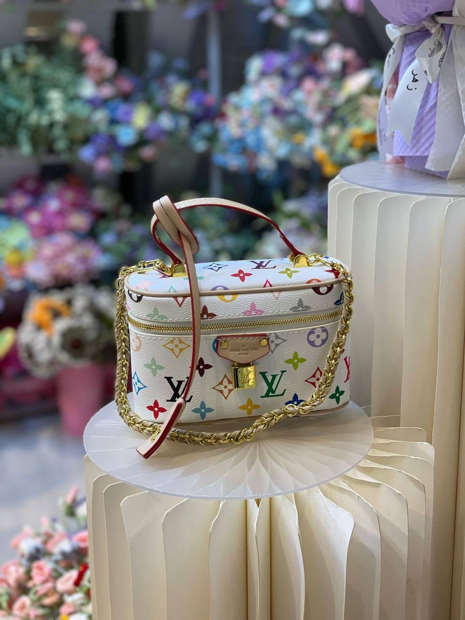 LV 
19cm
90 dhs🇦🇪
With Box
🎁🎁🎁
Zain44
♥️♥️♥️