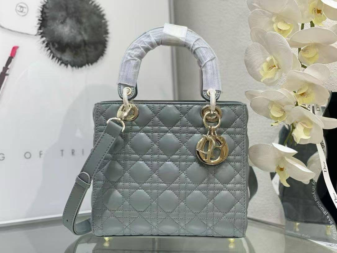 Lady Dior Master 
330 dhs🇦🇪
#With box
🎁🎁🎁
#24cm
Zain228
♥️♥️♥️