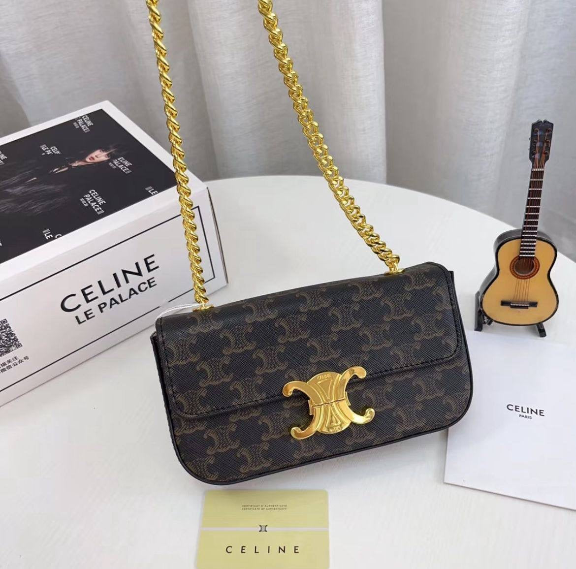 Celine
90 dhs🇦🇪
Good quality
 with box
🎁🎁🎁
Zain35
♥️♥️♥️
