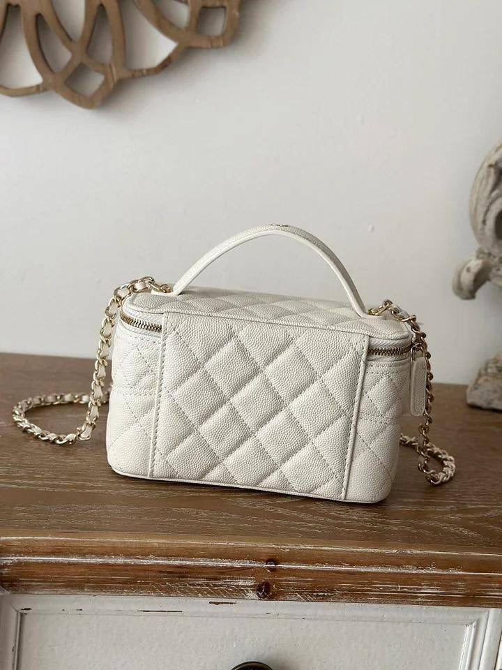 CHANEL 
NEW CAME GOOD QUALITY 
WITH BOX
100 dhs🇦🇪
SIZE: 16.5cm
Zain39
♥️♥️♥️