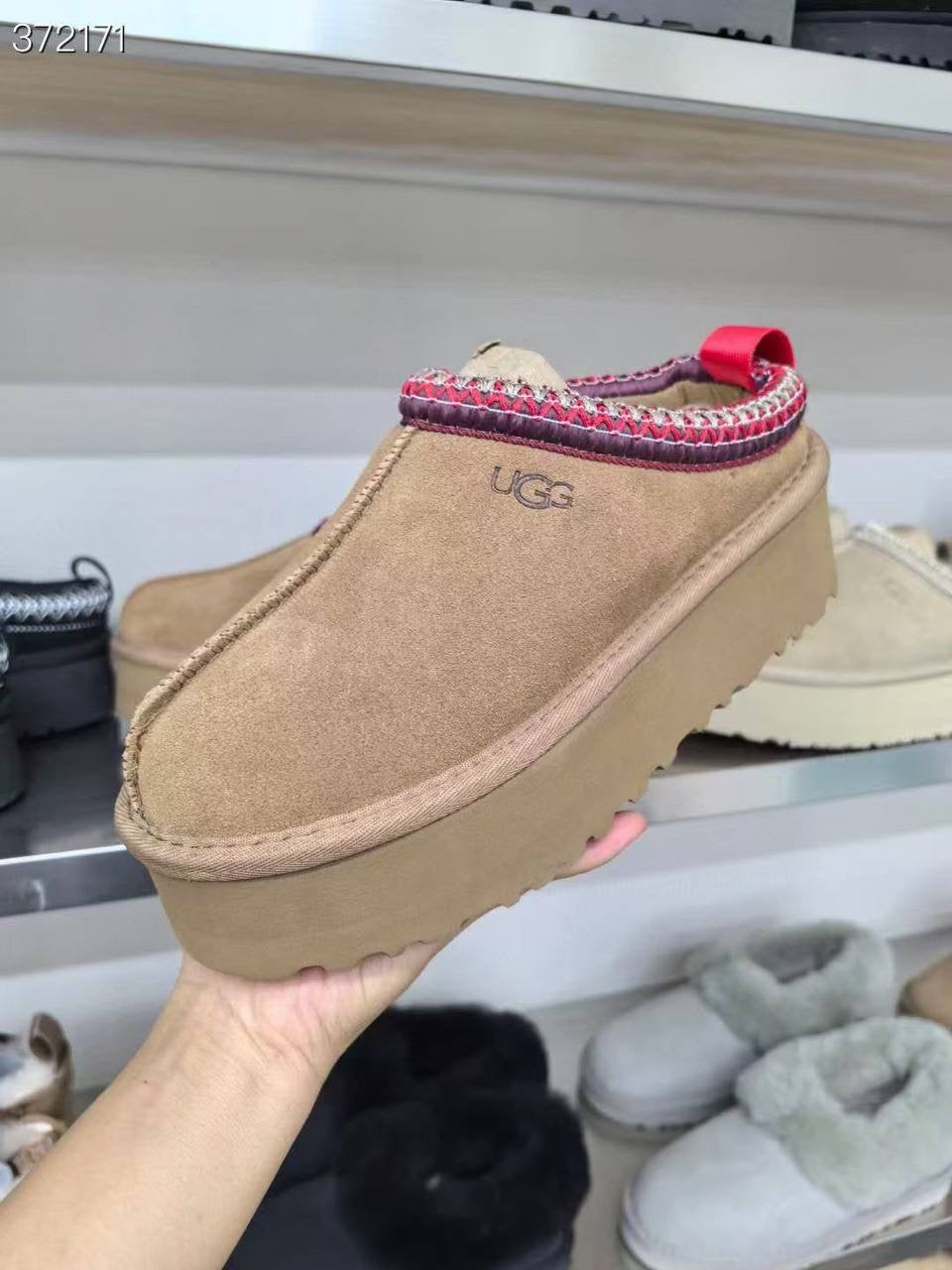 Ugg 
Size 36-42
110 dhs🇦🇪
Zain132
♥️♥️♥️
