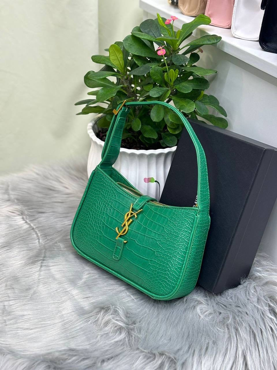 YSL 
SIZE  ………  25 CM 
95 dhs🇦🇪
with BOX
🎁🎁🎁
Zain244
♥️♥️♥️