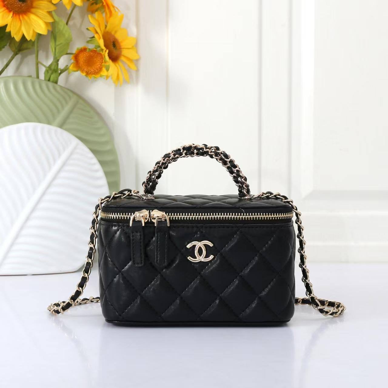 Chanel
Best quality 
with box’s 
🎁🎁🎁
95 dhs🇦🇪
size 17cm
Zain158
♥️♥️♥️