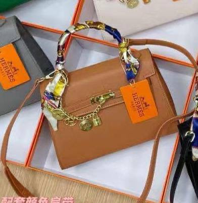 Hermes
25*18*10 cm
With box 
🎁🎁🎁
85 dhs🇦🇪
Zain17
♥️♥️♥️