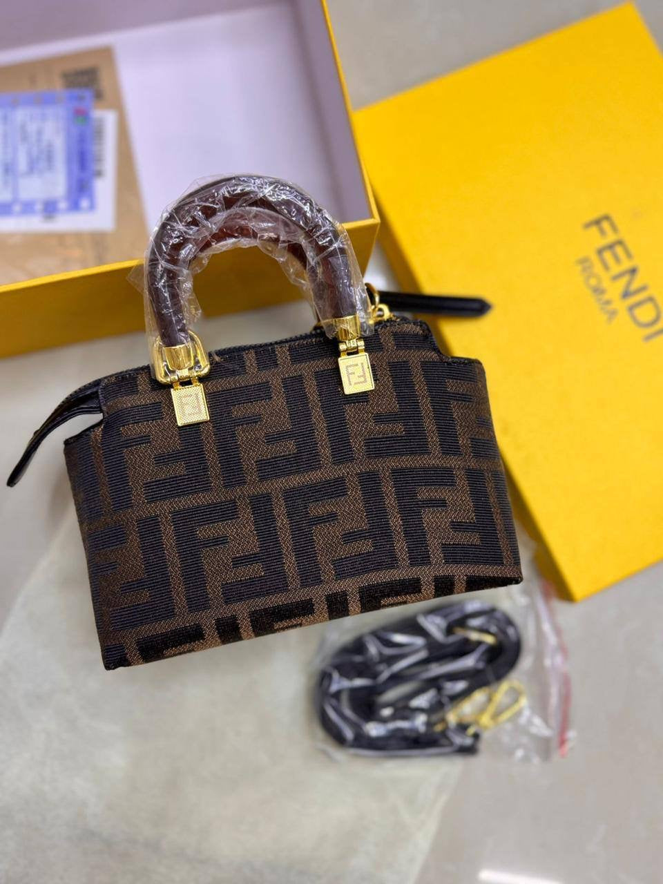 🎉 Offer 🎊  Fendi Bossdun
Size: 20 * 13 cm
70 dhs🇦🇪
with box 🎁
Zain115
♥️♥️♥️