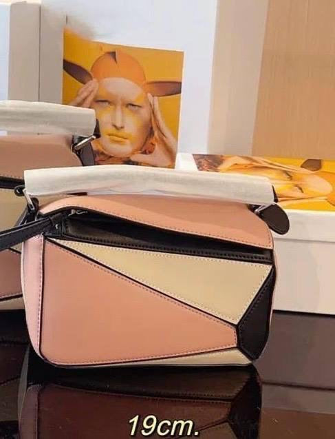 LOEWE 
WITH BOX 
🎁🎁🎁
130 dhs🇦🇪
Zain39
♥️♥️♥️