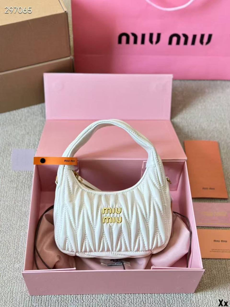 Miu Miu 
Master 
250 dhs🇦🇪
Zain141
♥️♥️♥️