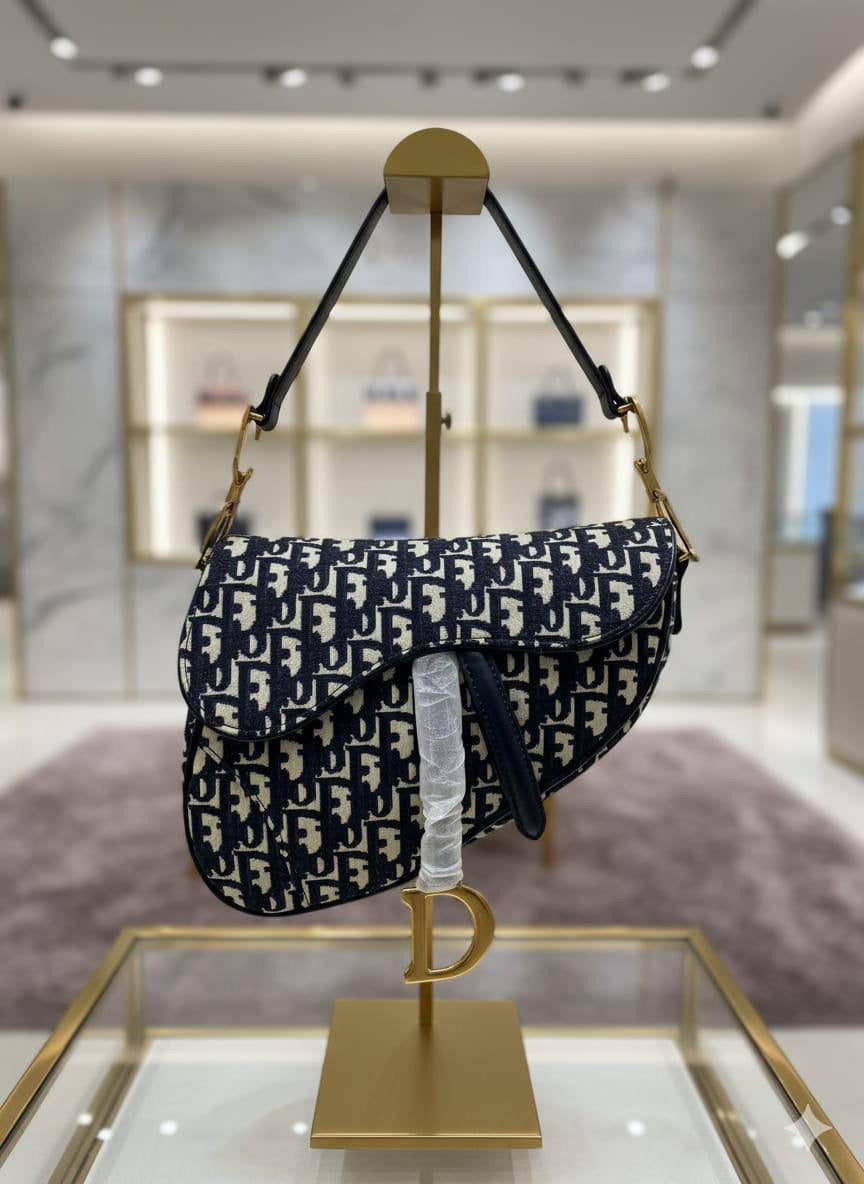 Dior
Best quality 
with box’s 
🎁🎁🎁
120 dhs🇦🇪
size 25 cm
Zain158
♥️♥️♥️