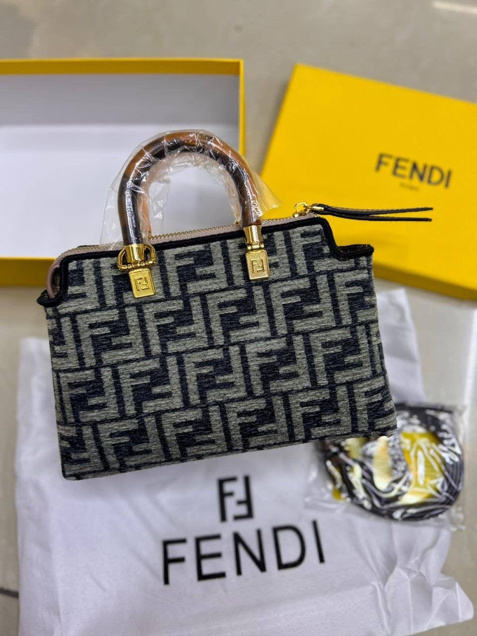 🎉 Offer 🎊  Fendi Bossdun
Size: 20 * 13 cm
70 dhs🇦🇪
with box 🎁
Zain115
♥️♥️♥️