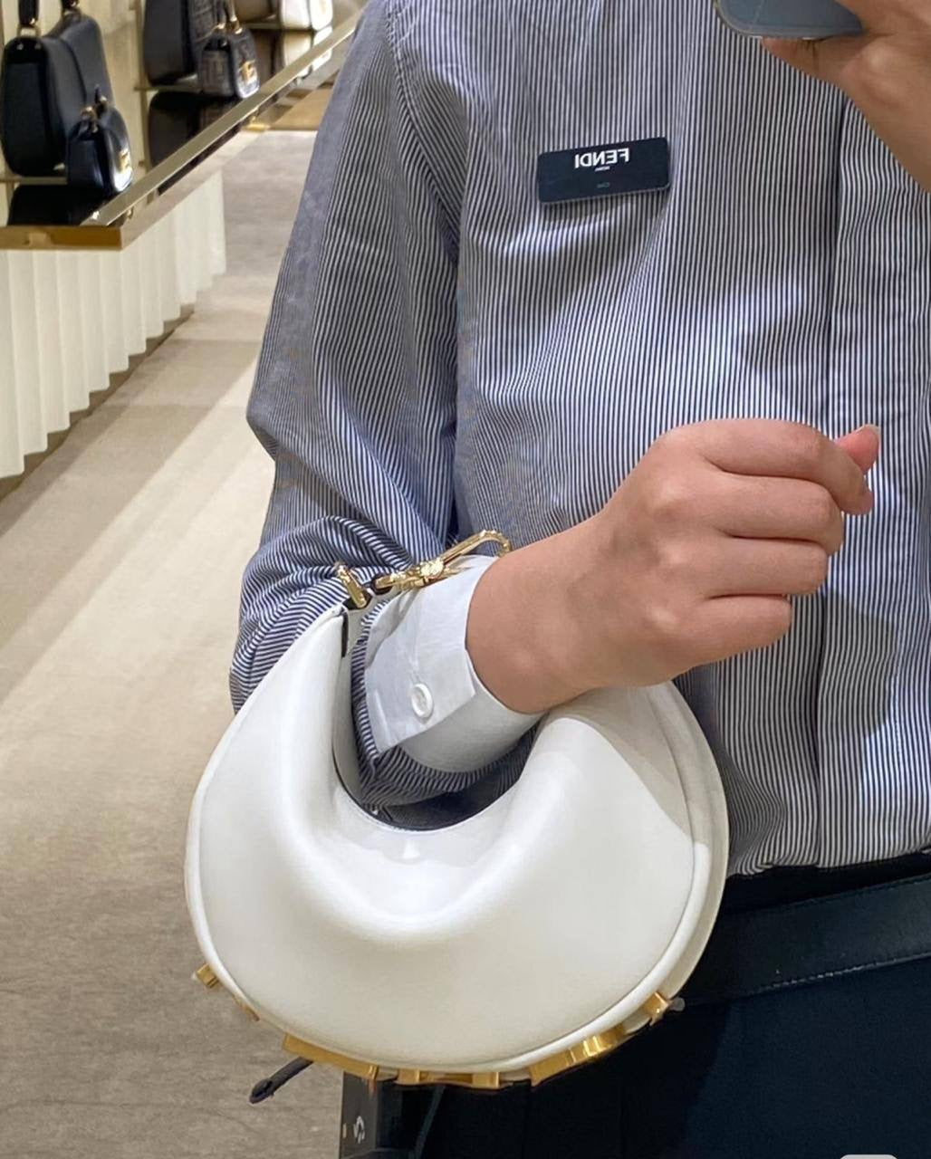 Fendi Graphy
Size : 20 * 13 * 7.5 cm
90 dhs🇦🇪
with box 🎁
Zain115
♥️♥️♥️