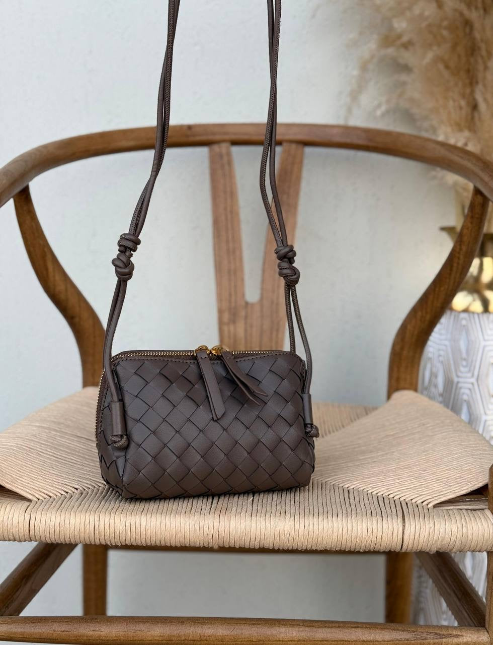 Available again✨✨✨
BOTTEGA VENETA
18cm
330 dhs🇦🇪
Top quality 
With box🎁
Zain167
♥️♥️♥️